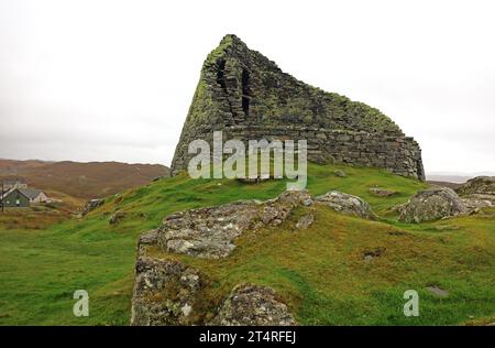 Une vue de l'historique broche de l'âge du fer sur une colline stratégique basse à Carloway à l'ouest de l'île de Lewis, Hébrides extérieures, Écosse. Banque D'Images