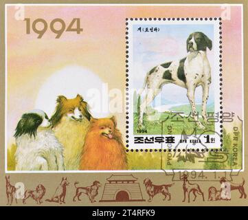 Bloc-feuillet avec timbre-poste oblitéré imprimé par la Corée du Nord, qui montre pointeur (Canis lupus familiaris), vers 1994. Banque D'Images