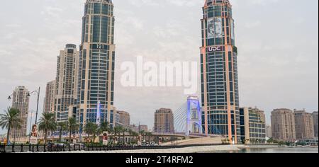 Pearl, Qatar- 01 novembre 2023 : pont Gewan à l'entrée du quartier résidentiel Pearl.The Pearl Qatar est une île artificielle près du prestigieux W de Doha Banque D'Images