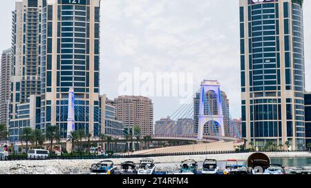 Pearl, Qatar- 01 novembre 2023 : pont Gewan à l'entrée du quartier résidentiel Pearl.The Pearl Qatar est une île artificielle près du prestigieux W de Doha Banque D'Images