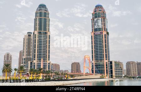 Pearl, Qatar- 01 novembre 2023 : pont Gewan à l'entrée du quartier résidentiel Pearl.The Pearl Qatar est une île artificielle près du prestigieux W de Doha Banque D'Images