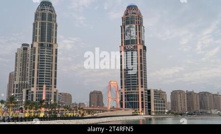 Pearl, Qatar- 01 novembre 2023 : pont Gewan à l'entrée du quartier résidentiel Pearl.The Pearl Qatar est une île artificielle près du prestigieux W de Doha Banque D'Images