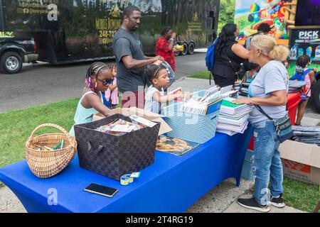 Highland Park, Michigan - l'organisation à but non lucratif Homework House a organisé une journée de rentrée des classes. L'événement a offert des fournitures scolaires gratuites, ainsi que de la nourriture et du gam Banque D'Images