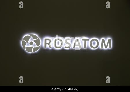 Saint-Pétersbourg, Russie. 31 octobre 2023. Panneau de Rosatom à la 12th St. Petersburg International Gas Forum (PMGF 2023) à Saint-Pétersbourg. (Photo Maksim Konstantinov/SOPA Images/Sipa USA) crédit : SIPA USA/Alamy Live News Banque D'Images