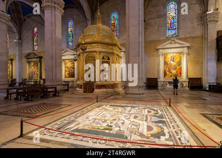 Le sanctuaire de la face sacrée de Lucques à l'intérieur de la cathédrale médiévale de Lucques, ou cathédrale San Martino, dans la ville toscane fortifiée de Lucques, en Italie. Banque D'Images