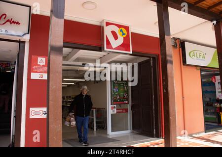 La Calera, Cundinamarca, Colombie - 31 octobre 2023. Façade de D1 un supermarché low cost à la Calera. Banque D'Images