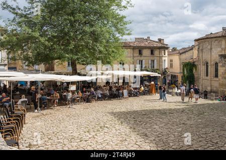 Les gens assis devant un restaurant dans le joli village de Saint Emilion à Bordeaux, France Banque D'Images