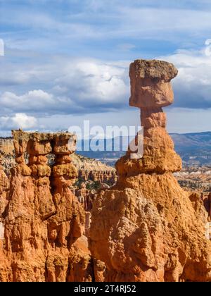 Un grand Hoodoo connu sous le nom de marteau de Thor dans le parc national de Bryce Canyon avec des hoodoos calcaires similaires en arrière-plan Banque D'Images