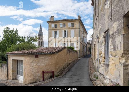 Rue étroite dans le joli village de Saint Emilion à Bordeaux, France Banque D'Images