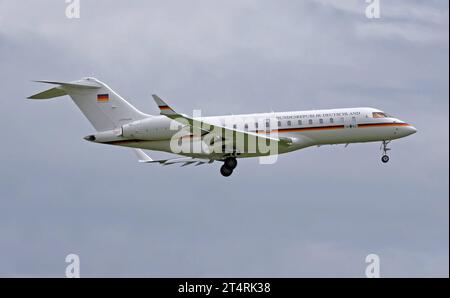 Ein Regierungsflugzeug der deutschen Luftwaffe vom Typ Bombardier BD-700 Global Express mit der Kennung 1402 beim Landeanflug auf den Flughafen Zürich-Kloten. Flugbetrieb am Flughafen Zürich-Kloten ZRH am 01. Juni 2016. Zürich Kanton Zürich Schweiz *** Un avion du gouvernement de l'armée de l'air allemande de type Bombardier BD 700 Global Express immatriculé 14 02 en approche de l'aéroport de Zurich Kloten opérations aériennes à l'aéroport de Zurich Kloten ZRH le 01 juin 2016 Zurich Canton Zurich Suisse crédit : Imago/Alamy Live News Banque D'Images