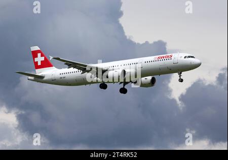 Ein Passagierflugzeug der Schweizer Fluggesellschaft Swiss vom Typ Airbus A321-111 mit der Kennung HB-IOF beim Landeanflug auf den Flughafen Zürich-Kloten. Flugbetrieb am Flughafen Zürich-Kloten ZRH am 01. Juni 2016. Zürich Kanton Zürich Schweiz *** Un avion de passagers de la compagnie suisse Swiss du type Airbus A321 111 immatriculé HB IOF lors de l'approche de l'aéroport Zurich Kloten opérations de vol à l'aéroport Zurich Kloten ZRH le 01 juin 2016 Zurich canton Zurich Suisse crédit: Imago/Alamy Live News Banque D'Images