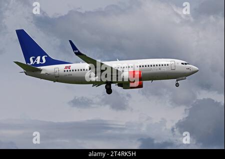 Landung eines Passagierflugzeugs der norwegischen Fluggesellschaft SAS vom Typ Boeing 737-783 mit der Kennung LN-RRB auf dem Flughafen Zürich. Flugbetrieb am Flughafen Zürich-Kloten ZRH am 01. Juni 2016. Zürich Kanton Zürich Schweiz *** atterrissage d'un avion de transport de passagers de la compagnie aérienne norvégienne SAS de type Boeing 737 783 immatriculé LN RRB à l'aéroport de Zurich opérations de vol à l'aéroport de Zurich Kloten ZRH le 01 juin 2016 Zurich Canton Zurich Suisse crédit: Imago/Alamy Live News Banque D'Images