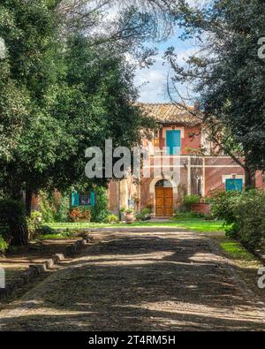 Vue panoramique le long de l'ancienne voie Appienne (Appia Antica) à Rome. Banque D'Images