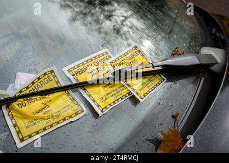 Trois avis de pénalité fixe sont épinglés par les essuie-glaces sur le pare-brise d'une voiture dans le sud de Londres, le 1 novembre 2023, à Londres, en Angleterre. Banque D'Images