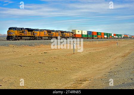 Le train de fret intermodal à double pile de l'Union Pacific se dirige vers l'ouest vers long Beach près de Niland sur la Sunset route en Californie du Sud. Banque D'Images