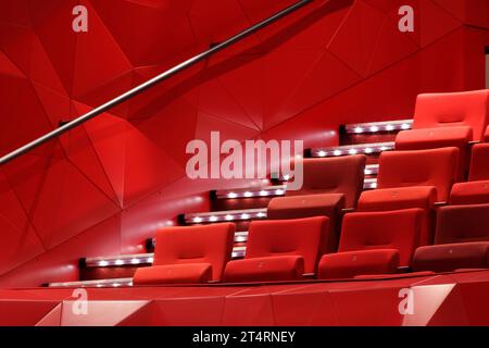 Détail de l'escalier dans le grand auditorium (grote zaal). Theater Zuidplein, Rotterdam, Rotterdam, pays-Bas. Architecte : de Zwarte Hond, 2020. Banque D'Images