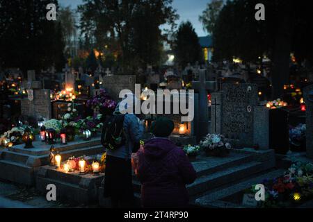 Varsovie, Pologne. 01 novembre 2023. On voit des gens visiter des tombes dans un cimetière à Varsovie, en Pologne, le 01 novembre 2023. La Toussaint en Pologne est l'un des jours publics les plus importants où des millions de personnes visitent des cimetières pour allumer des bougies et apporter des fleurs aux défunts. (Photo Jaap Arriens/Sipa USA) crédit : SIPA USA/Alamy Live News Banque D'Images