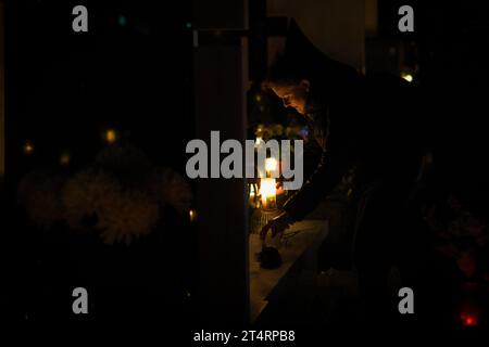 Varsovie, Pologne. 01 novembre 2023. On voit des gens visiter des tombes dans un cimetière à Varsovie, en Pologne, le 01 novembre 2023. La Toussaint en Pologne est l'un des jours publics les plus importants où des millions de personnes visitent des cimetières pour allumer des bougies et apporter des fleurs aux défunts. (Photo Jaap Arriens/Sipa USA) crédit : SIPA USA/Alamy Live News Banque D'Images