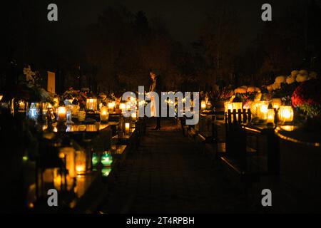 Varsovie, Pologne. 01 novembre 2023. On voit des gens visiter des tombes dans un cimetière à Varsovie, en Pologne, le 01 novembre 2023. La Toussaint en Pologne est l'un des jours publics les plus importants où des millions de personnes visitent des cimetières pour allumer des bougies et apporter des fleurs aux défunts. (Photo Jaap Arriens/Sipa USA) crédit : SIPA USA/Alamy Live News Banque D'Images