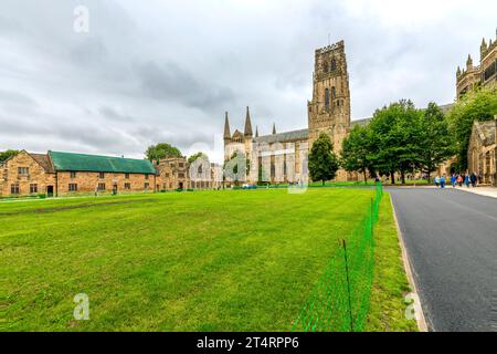 La pelouse, le terrain, la tour et la façade de la cathédrale de Durham par temps couvert à Durham, comté de Durham, Angleterre. Banque D'Images