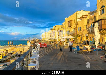 Coucher de soleil, début de soirée Golden Hour vue sur la mer Méditerranée et les gratte-ciel de tel Aviv depuis l'ancien port de la vieille ville de Jaffa. Banque D'Images