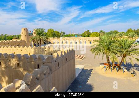 Vue depuis la cour du fort historique Al Jahili, à Al Ain, Abu Dhabi, Émirats arabes Unis. Banque D'Images