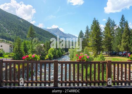 Parapet avec des fleurs du pont sur le ruisseau à Lillaz. Cogne, région de la Vallée d'Aoste, Italie Banque D'Images