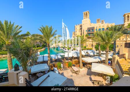 Le canal, les cafés et les boutiques du Souk Madinat Jumeirah, un marché commercial haut de gamme et un centre commercial à Dubaï, Émirats arabes Unis Banque D'Images