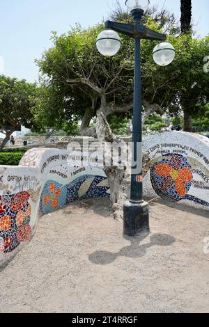 Mosaïques dans le Love Park surplombant l'océan Pacifique. Miraflores, Pérou. Banque D'Images