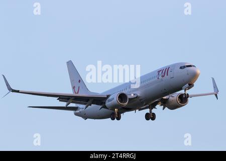 Boeing 737-8K5 de TUI Airways en approche finale de l'aéroport d'East Midlands. Mercredi 1 novembre 2023. (Crédit : James Holyoak/Alamy Live News) Banque D'Images