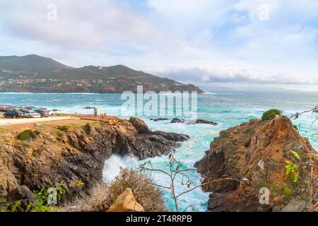 La côte rocheuse et pittoresque le long de l'océan Pacifique au cap de Punta Banda, au sud-ouest de la ville d'Ensenada, au Mexique. Banque D'Images