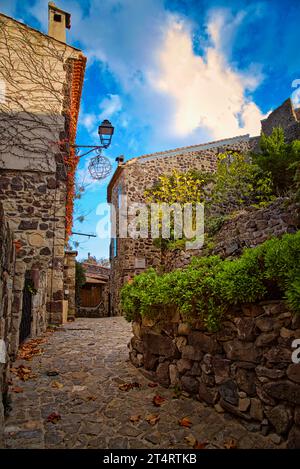 Vieux village d'Evenos qui surplombe les gorges d'ollioules / ld village d'Evenos surplombant les gorges d'ollioules var France var France Banque D'Images