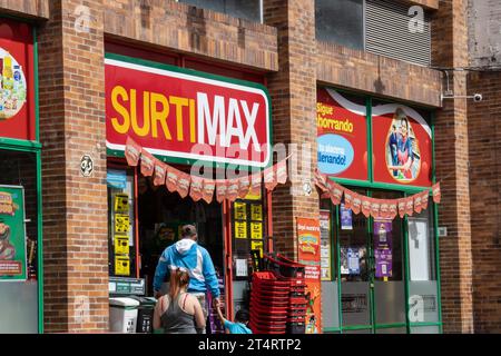 La Calera, Cundinamarca, Colombie - 31 octobre 2023. Façade du supermarché Surtimax à la Calera. Banque D'Images