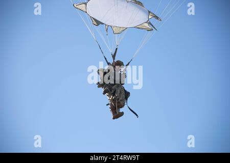 Zone d'entraînement de Pohakuloa, États-Unis. 31 octobre 2023. Un parachutiste de l'armée américaine, avec la 11e division aéroportée saute d'un avion de transport C-17 pendant le multinational joint Pacific multinational Readiness Center 24-01 dans la zone d'entraînement de Pohakuloa, le 31 octobre 2023 à Mauna Loa, Hawaï. Crédit : SPC. Wyatt Moore/US Army/Alamy Live News Banque D'Images