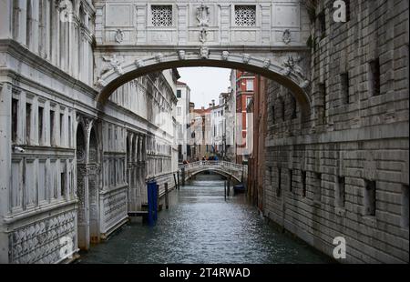 Le Pont des Soupirs (italien : Ponte dei Sospiri) au Palais des Doges (italien : Palazzo Ducale). Venise - 5 mai 2019 Banque D'Images