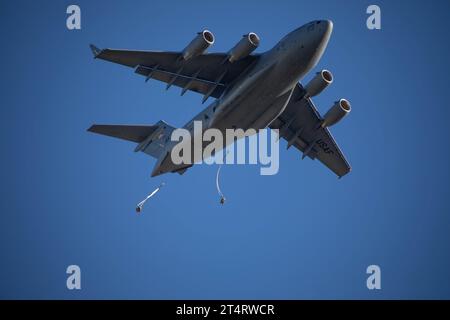 Zone d'entraînement de Pohakuloa, États-Unis. 31 octobre 2023. Les parachutistes de l'armée américaine, avec la 11e division aéroportée, sautent d'un avion de transport C-17 lors du multinational joint Pacific multinational Readiness Center 24-01 dans la zone d'entraînement de Pohakuloa, le 31 octobre 2023 à Mauna Loa, Hawaï. Crédit : SPC. Wyatt Moore/US Army/Alamy Live News Banque D'Images