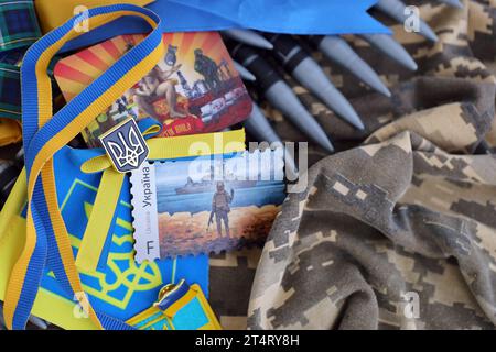 KIEV, UKRAINE - 4 MAI 2023 : attributs ukrainiens et souvenirs sur fond de camouflage pixel vert Banque D'Images