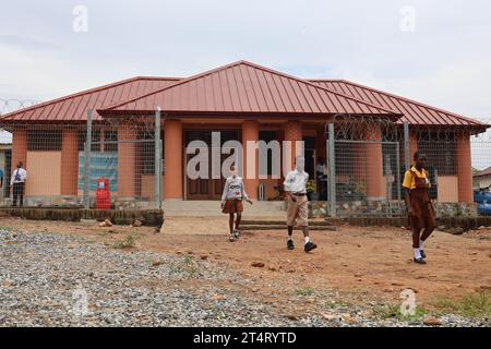 Accra. 31 octobre 2023. La photo prise le 31 octobre 2023 montre une bibliothèque multimédia construite à partir de bouteilles en plastique recyclées à Kokrobite, une communauté de pêcheurs située à la périphérie d’Accra, au Ghana. Une médiathèque, construite à partir de bouteilles en plastique recyclées par un architecte africain, a été inaugurée mardi dernier à Kokrobite, offrant aux écoliers de familles pauvres un accès à un éventail de ressources pédagogiques. Crédit : Seth/Xinhua/Alamy Live News Banque D'Images