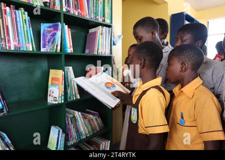 Accra, Ghana. 31 octobre 2023. Des élèves ont lu un livre dans une bibliothèque multimédia construite à partir de bouteilles en plastique recyclées à Kokrobite, une communauté de pêcheurs située à la périphérie d’Accra, au Ghana, le 31 octobre 2023. Une médiathèque, construite à partir de bouteilles en plastique recyclées par un architecte africain, a été inaugurée mardi dernier à Kokrobite, offrant aux écoliers de familles pauvres un accès à un éventail de ressources pédagogiques. Crédit : Seth/Xinhua/Alamy Live News Banque D'Images