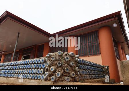 Accra. 31 octobre 2023. La photo prise le 31 octobre 2023 montre une bibliothèque multimédia construite à partir de bouteilles en plastique recyclées à Kokrobite, une communauté de pêcheurs située à la périphérie d’Accra, au Ghana. Une médiathèque, construite à partir de bouteilles en plastique recyclées par un architecte africain, a été inaugurée mardi dernier à Kokrobite, offrant aux écoliers de familles pauvres un accès à un éventail de ressources pédagogiques. Crédit : Seth/Xinhua/Alamy Live News Banque D'Images