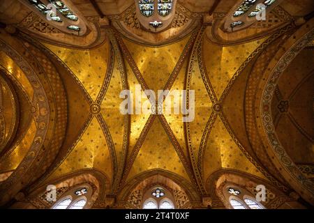 Le plafond doré et les mosaïques de la chapelle Fitzrovia Banque D'Images