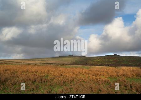 Nuages de pluie se formant sur Staple Tors dans le Devon un soir de fin octobre Banque D'Images