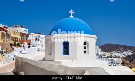 Détails bleus et blancs de l'église à Oia, Santorin, Grèce Banque D'Images