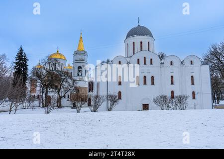 CHERNIHIV, UKRAINE - 27 DÉCEMBRE 2021 : Marche dans le centre-ville historique avec de nombreuses églises et monastères à Chernihiv, Ukraine le 27 décembre 202 Banque D'Images