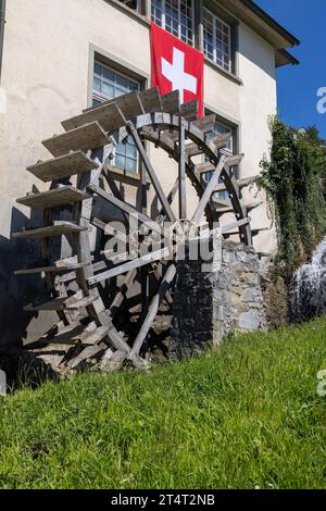 Historique, ancienne roue de moulin à eau en bois à Schaffhausen aux chutes du Rhin, Suisse Banque D'Images