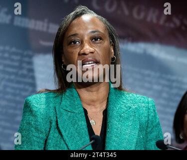 Washington, États-Unis. 01 novembre 2023. Le sénateur américain Laphonza Butler (D-CA) prend la parole lors d'une conférence de presse sur les droits à l'avortement au Capitole des États-Unis. Crédit : SOPA Images Limited/Alamy Live News Banque D'Images