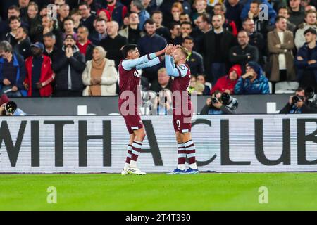 Londres, Royaume-Uni. 01 novembre 2023. Jarrod Bowen de West Ham United (((droite))) célèbre le premier but de leur équipe avec Edson Alvarez de West Ham United (gauche) lors du match West Ham United contre Arsenal FC Carabao Cup Round 4 au London Stadium, Londres, Angleterre, Royaume-Uni le 1 novembre 2023 crédit : toutes les secondes Media/Alamy Live News Banque D'Images