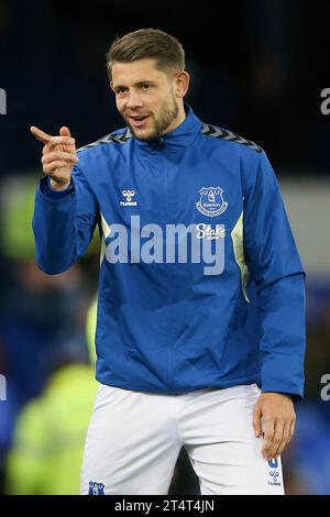 Everton, Royaume-Uni. 01 novembre 2023. James Tarkowski d'Everton pendant l'échauffement. Carabao Cup, EFL Cup Match, Everton v Burnley au Goodison Park à Liverpool le mercredi 1 novembre 2023. Cette image ne peut être utilisée qu'à des fins éditoriales. Usage éditorial uniquement, photo de Chris Stading/Andrew Orchard photographie sportive/Alamy Live News crédit : Andrew Orchard photographie sportive/Alamy Live News Banque D'Images