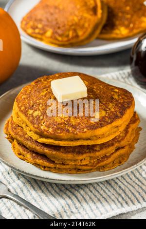 Crêpes à la citrouille sucrée maison avec sirop et beurre Banque D'Images