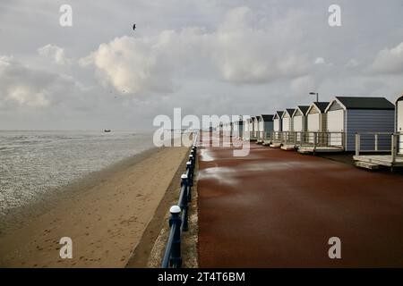 Une promenade déserte par une froide journée d'automne, St Annes on the Sea, Lytham St Annes, Lancashire, Royaume-Uni, Europe Banque D'Images